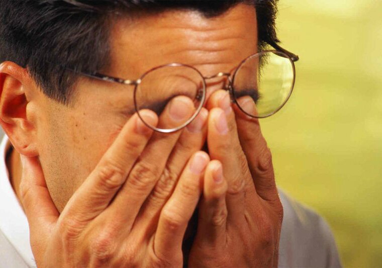 Японские ученые создали очки для определения уровня усталости человека 