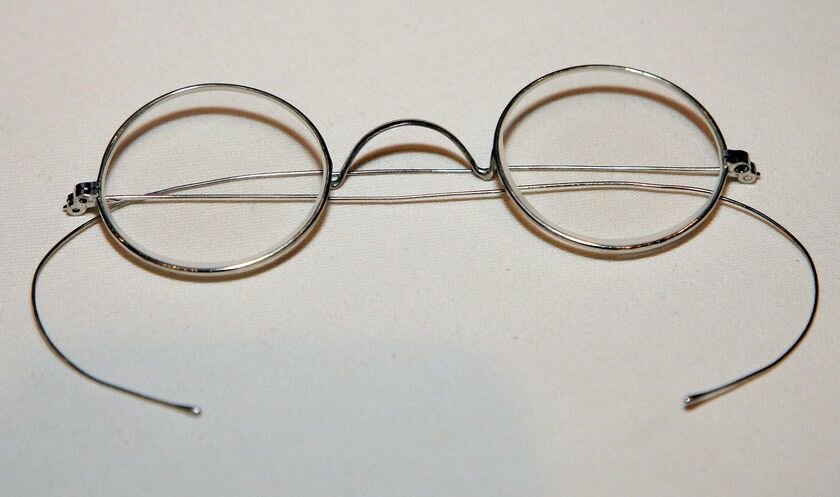 Жидкокристаллические очки с кнопкой «а ля Леннон» – альтернатива бифокальным очкам