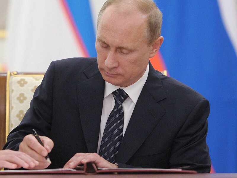 Путин подписал закон об отсрочке от срочной службы в армии для интернов