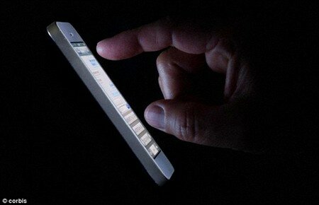 Пользоваться мобильным телефоном в темноте опасно 